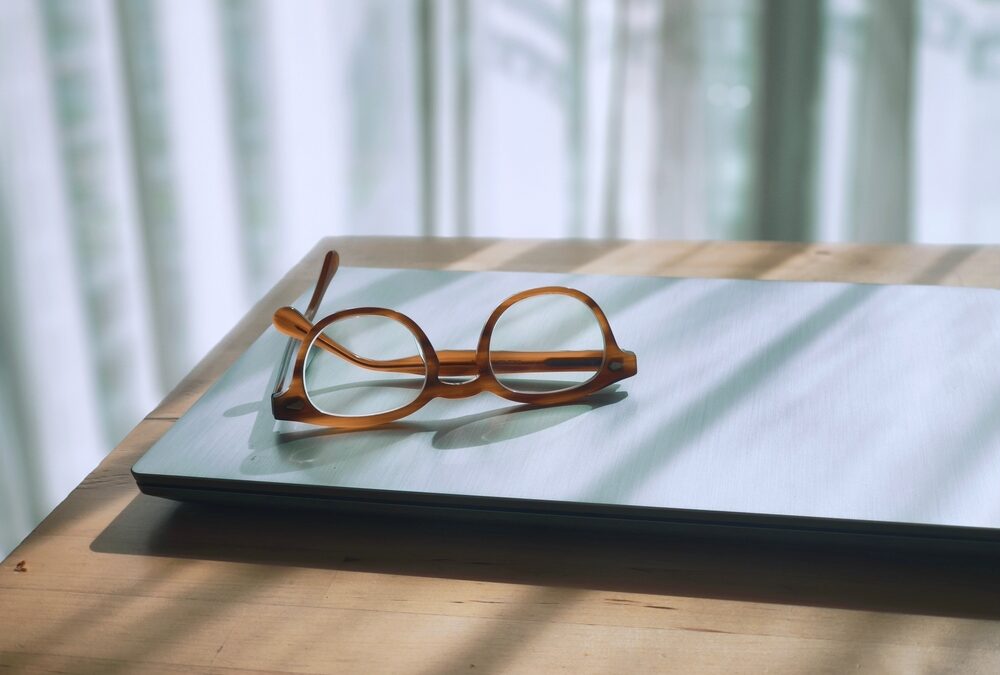 Zakup i pielęgnacja okularów vintage – jakie pułapki czyhają na kolekcjonerów?