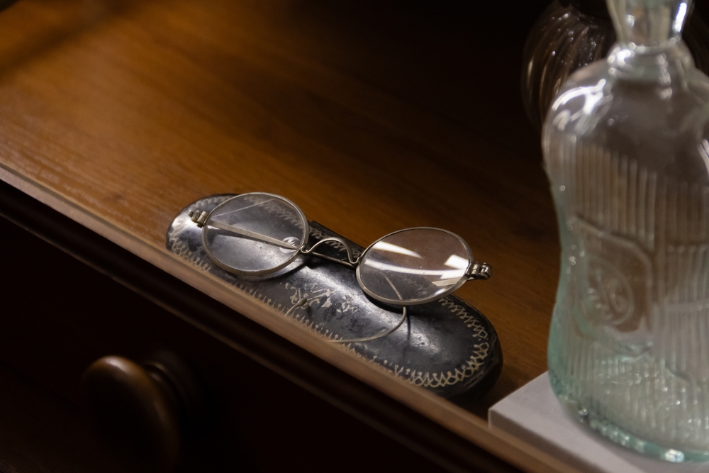 czy-warto-inwestowac-w-antyczne-okulary-jak-rozpoznac-wartosciowe-egzemplarze